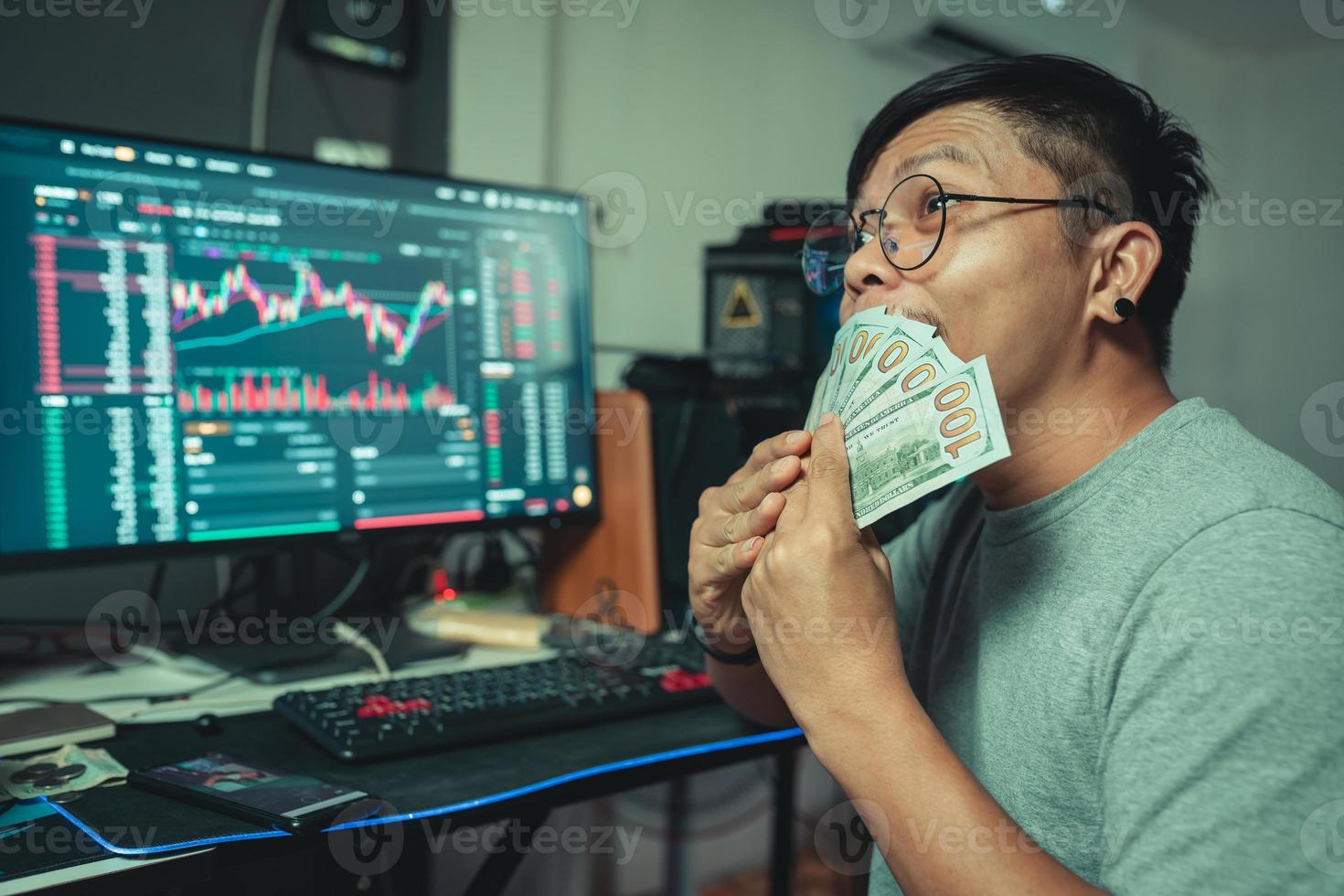 comerciante hombre felicidad disfrutando con el comercio criptográfico en línea ganar dinero con la plataforma blockchain foto