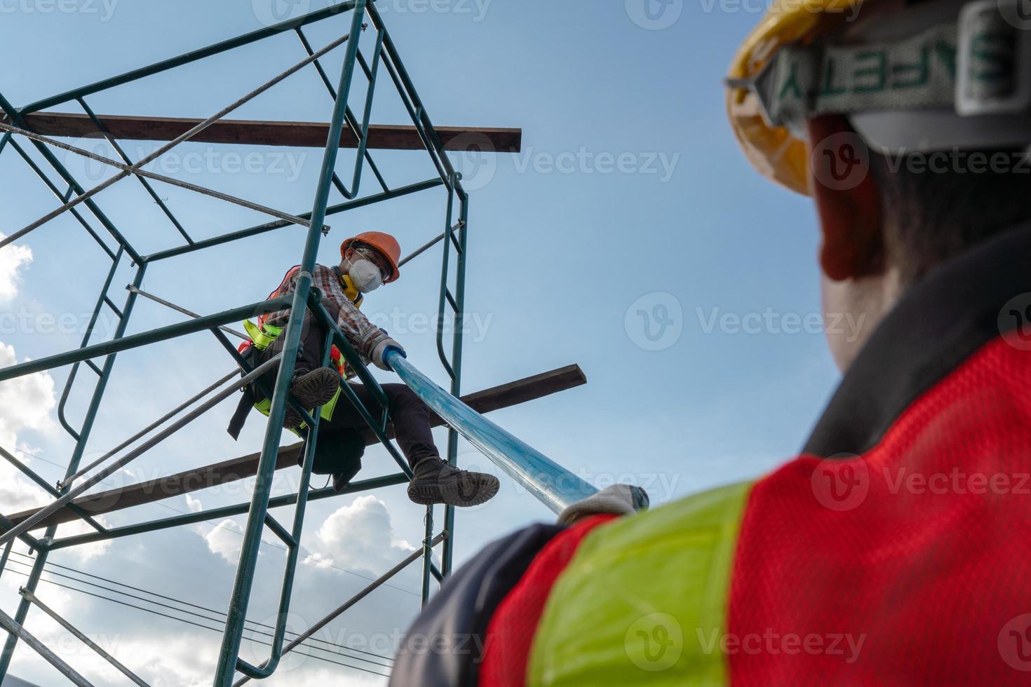 trabajo en equipo trabajando en el sitio de construcción. foto