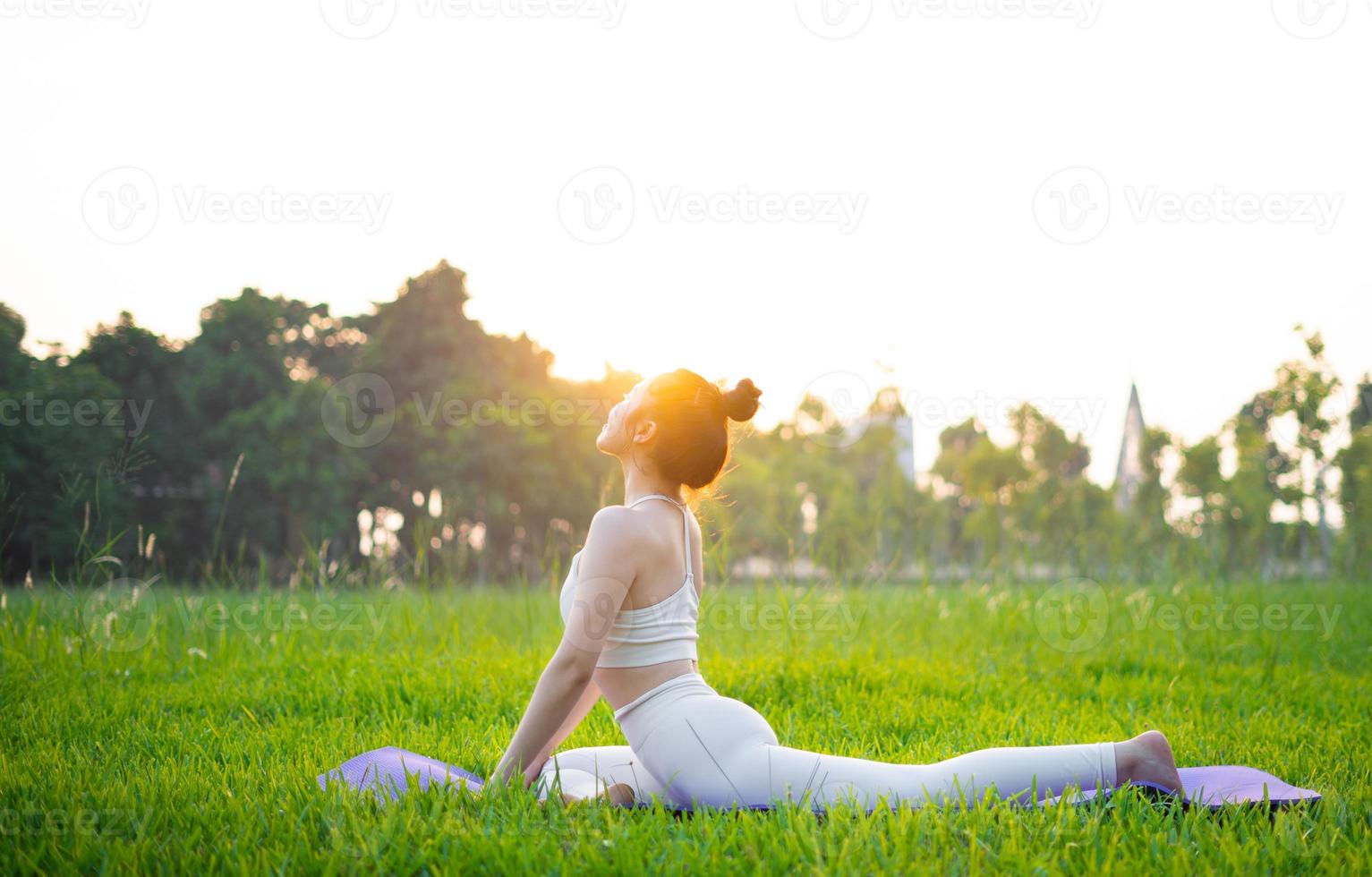 Imagen de mujer asiática haciendo yoga al aire libre foto