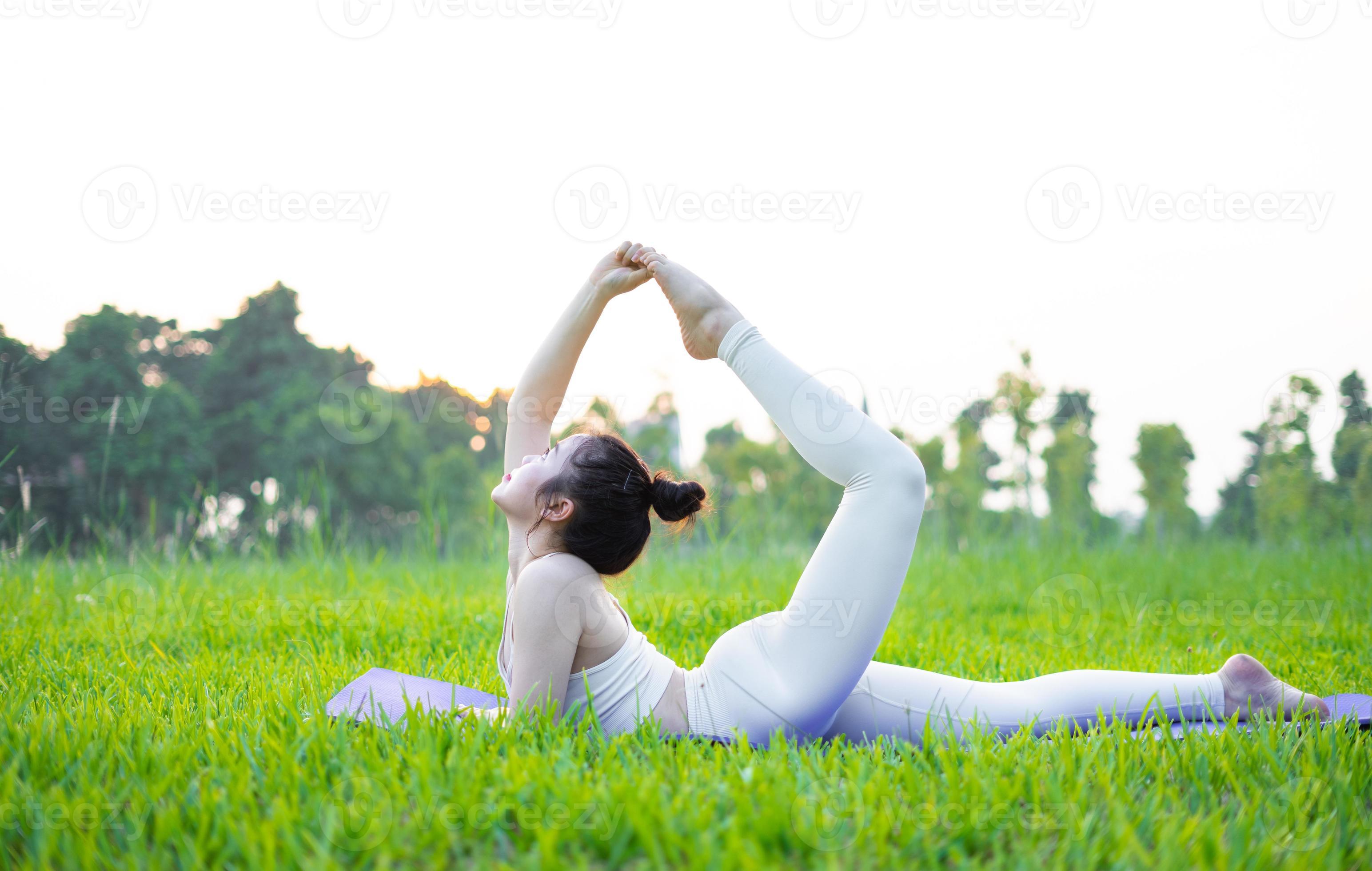 Joven Asiática Hermosa Mujer Activa Haciendo Ejercicios De Yoga