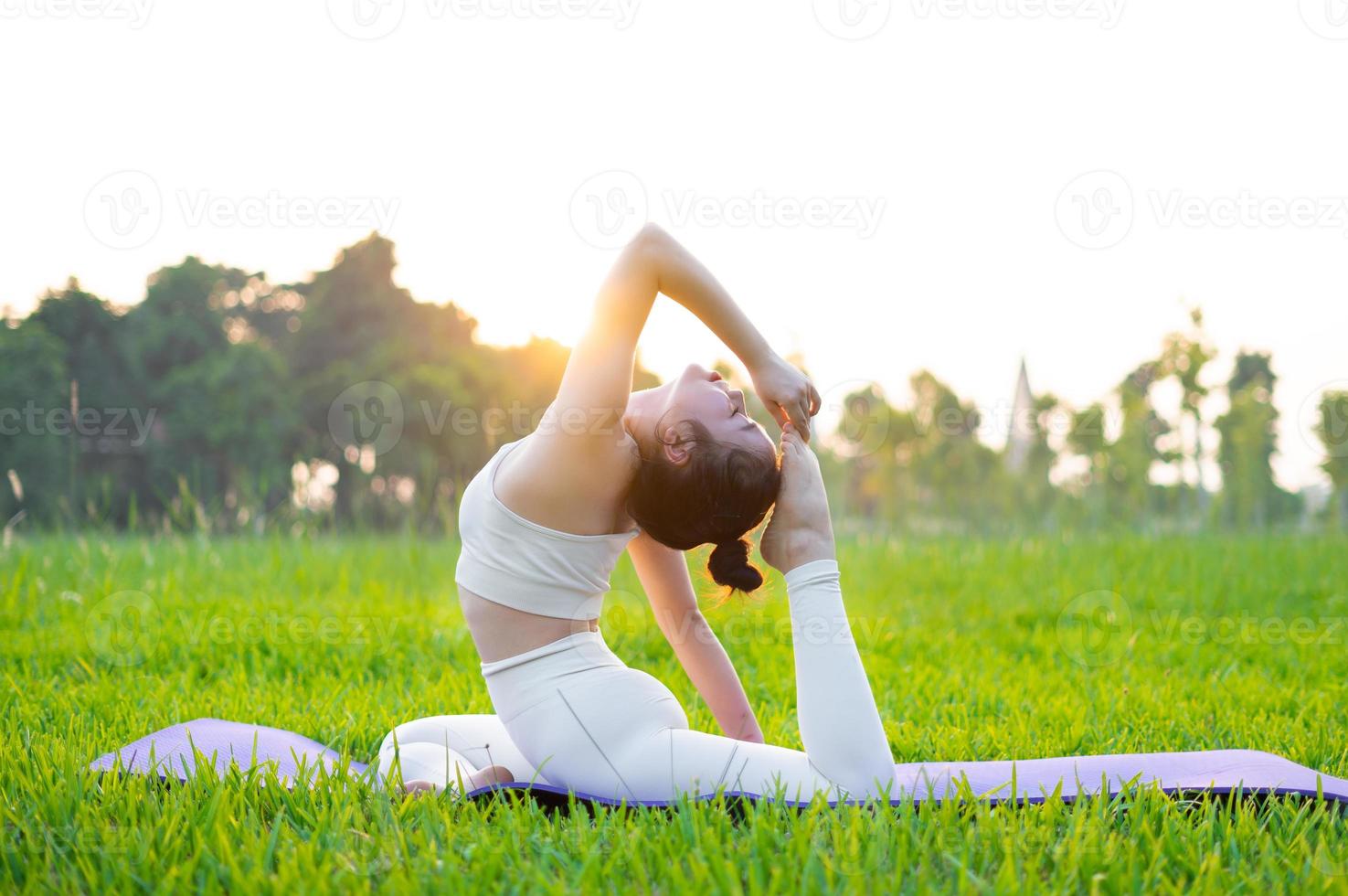 Imagen de mujer asiática haciendo yoga al aire libre foto