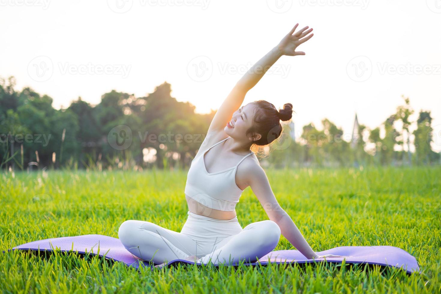 Imagen de mujer asiática haciendo yoga al aire libre foto