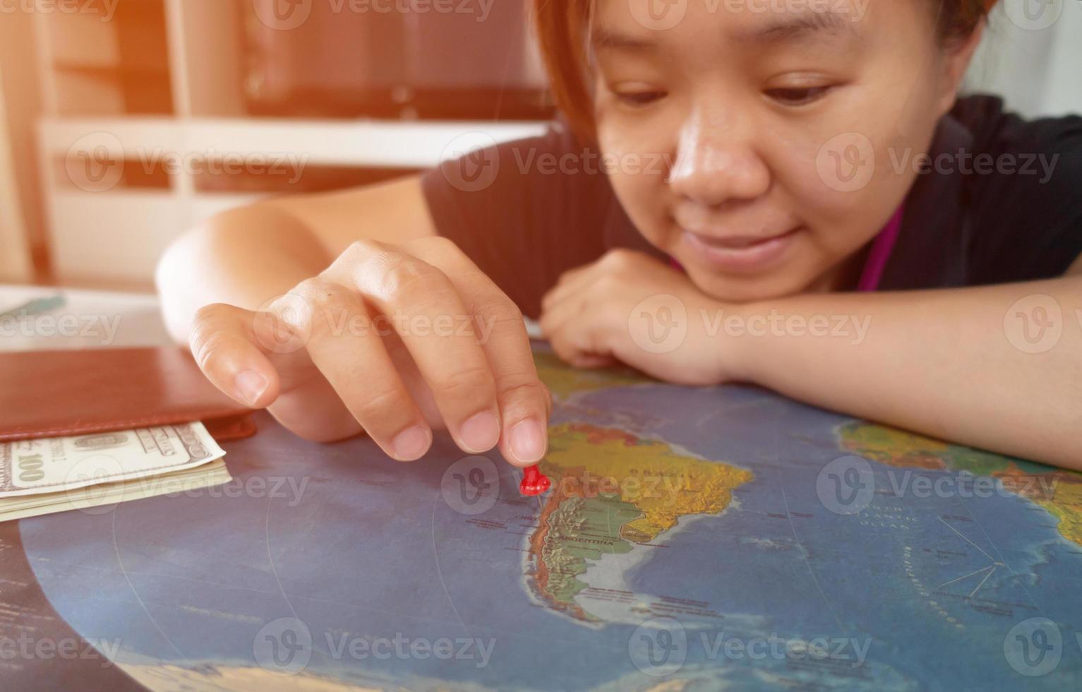 mujer asiática anclado en el mapa foto