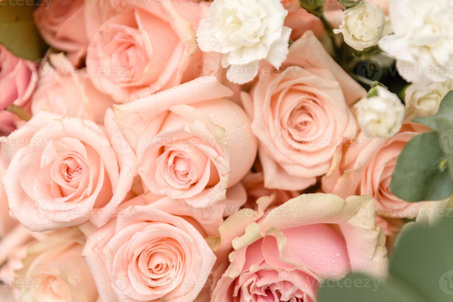 hermosas composiciones florales en el restaurante para la ceremonia de la boda foto