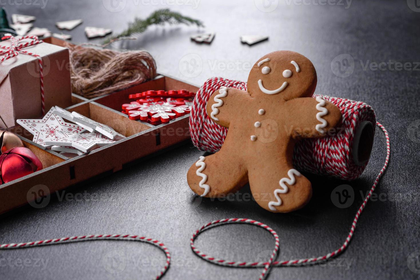 adornos navideños para árboles de navidad y pan de jengibre foto