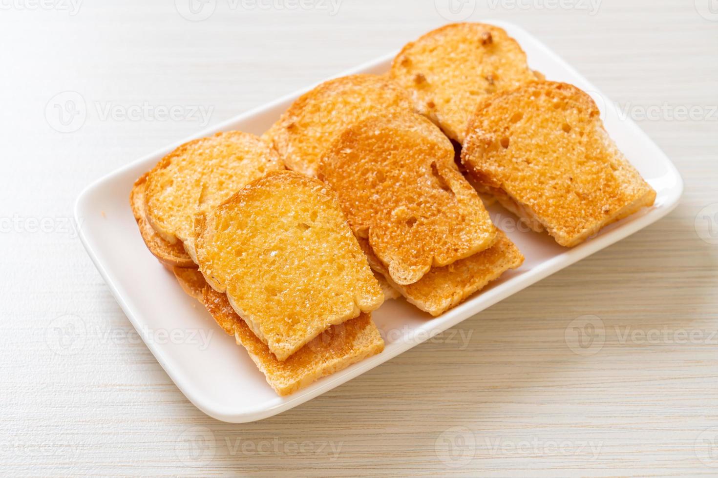 pan crujiente horneado con mantequilla y azúcar foto