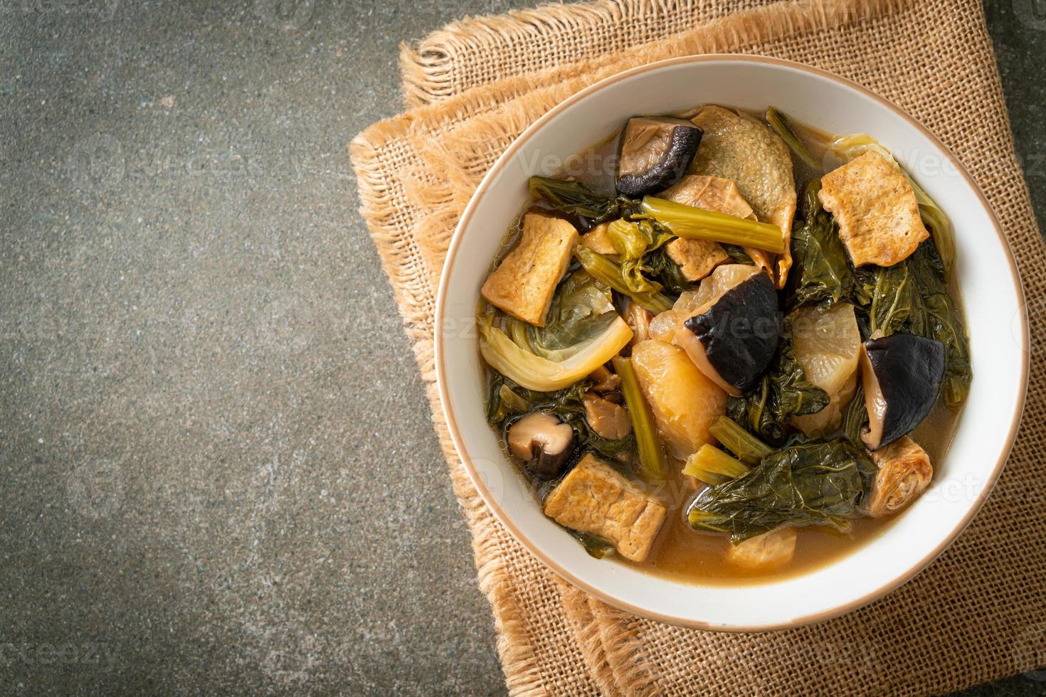 Guiso de verduras chino con tofu o sopa mezcla de verduras foto