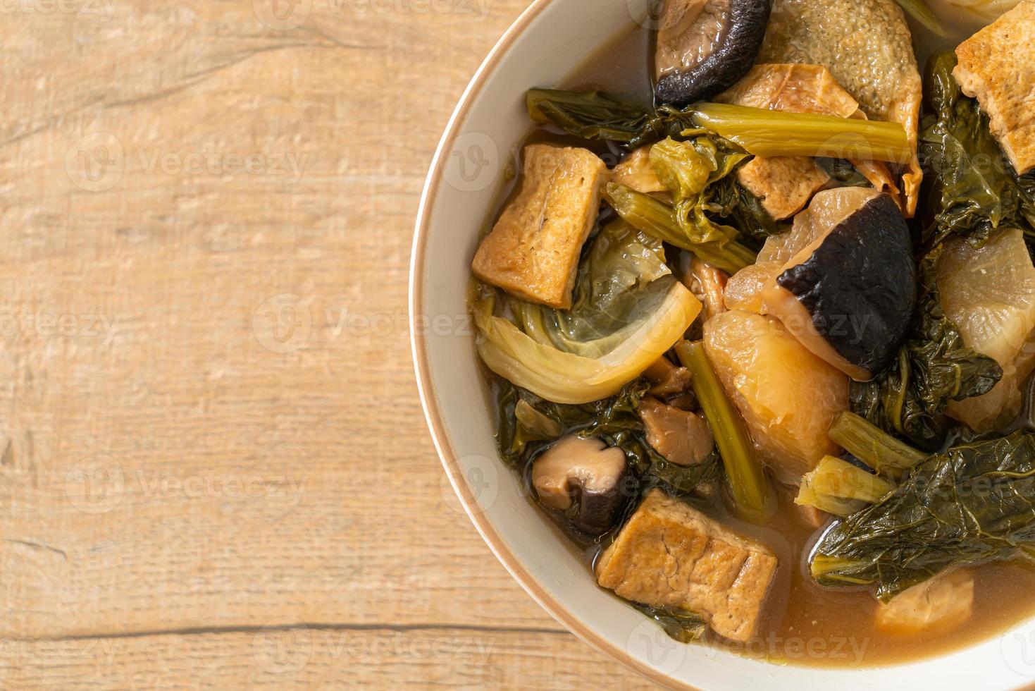 Guiso de verduras chino con tofu o sopa mezcla de verduras foto