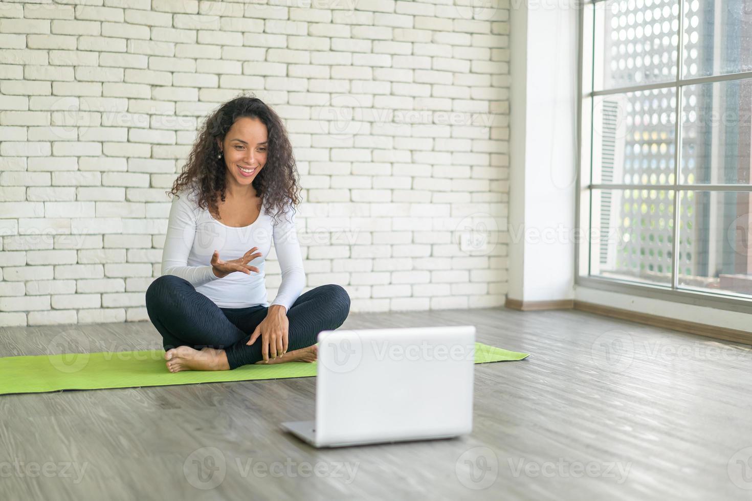 mujer latina enseñando yoga foto