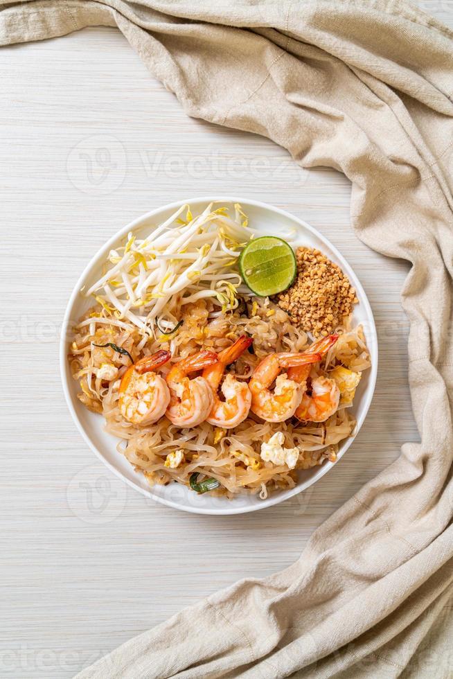 fideos salteados con camarones y brotes o pad thai foto