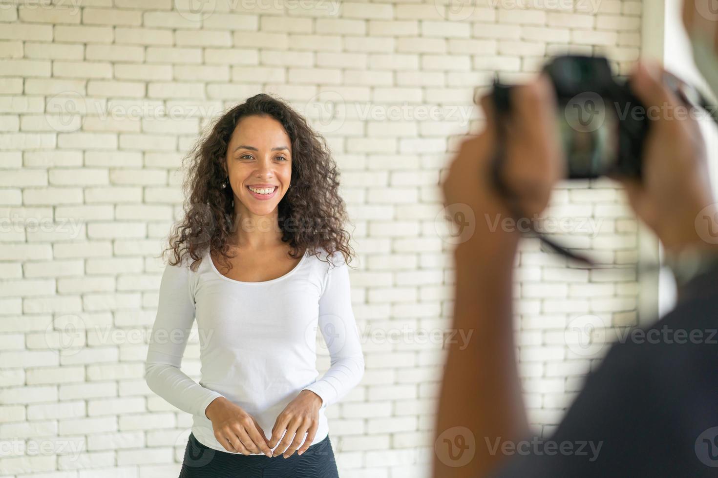 Influencer mujer latina hablando con cámara foto