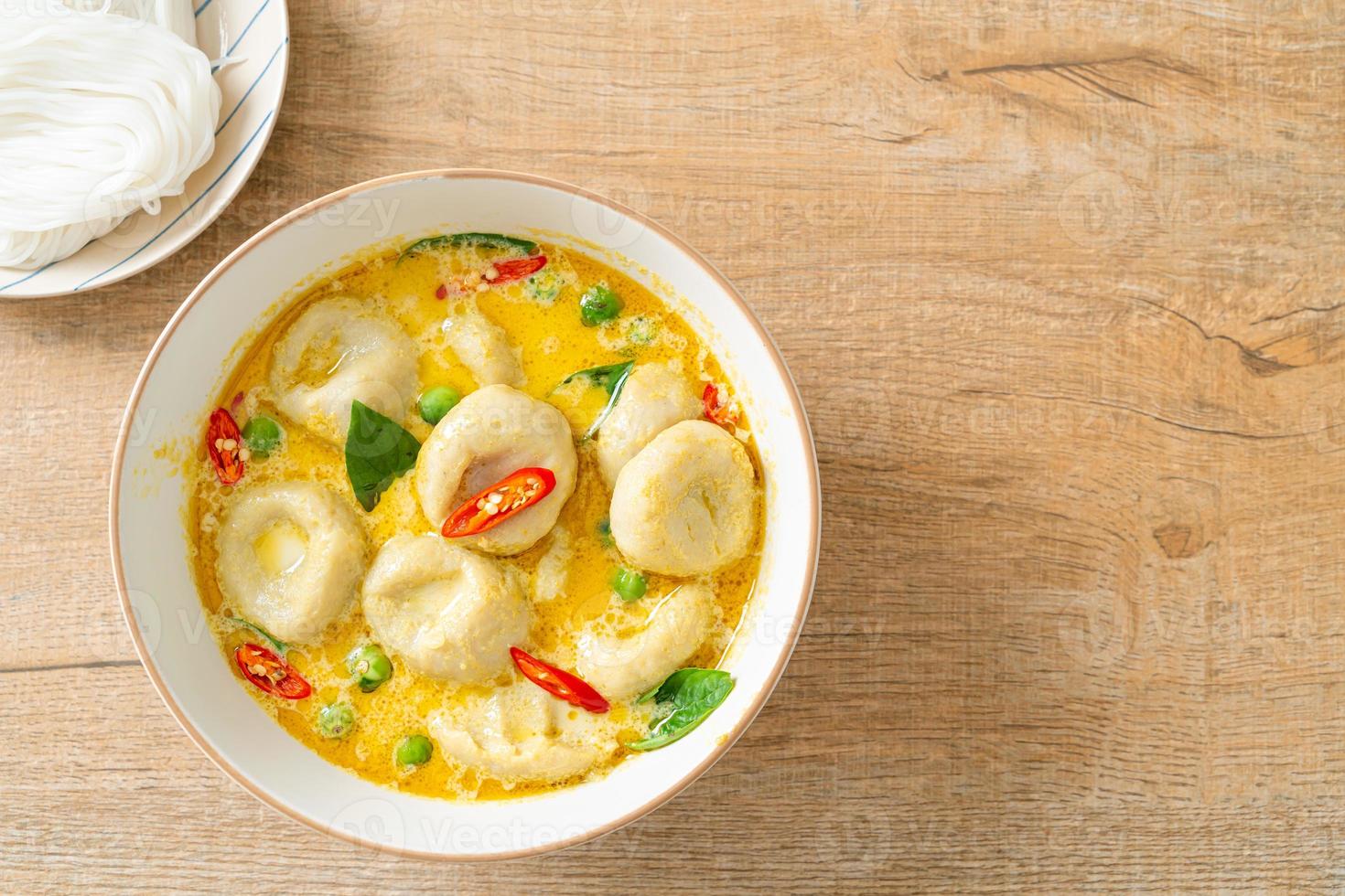 sopa de curry verde con bola de pescado foto