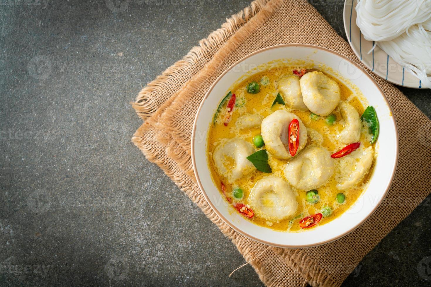 sopa de curry verde con bola de pescado foto