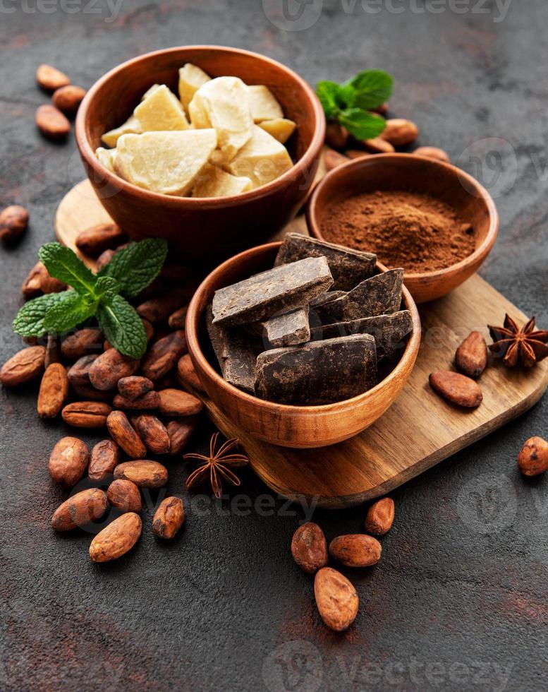 granos de cacao, mantequilla y chocolate foto