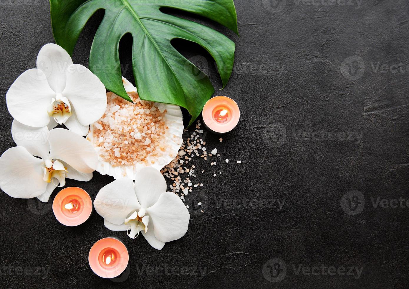 Ingredientes naturales de spa con flores de orquídeas. foto