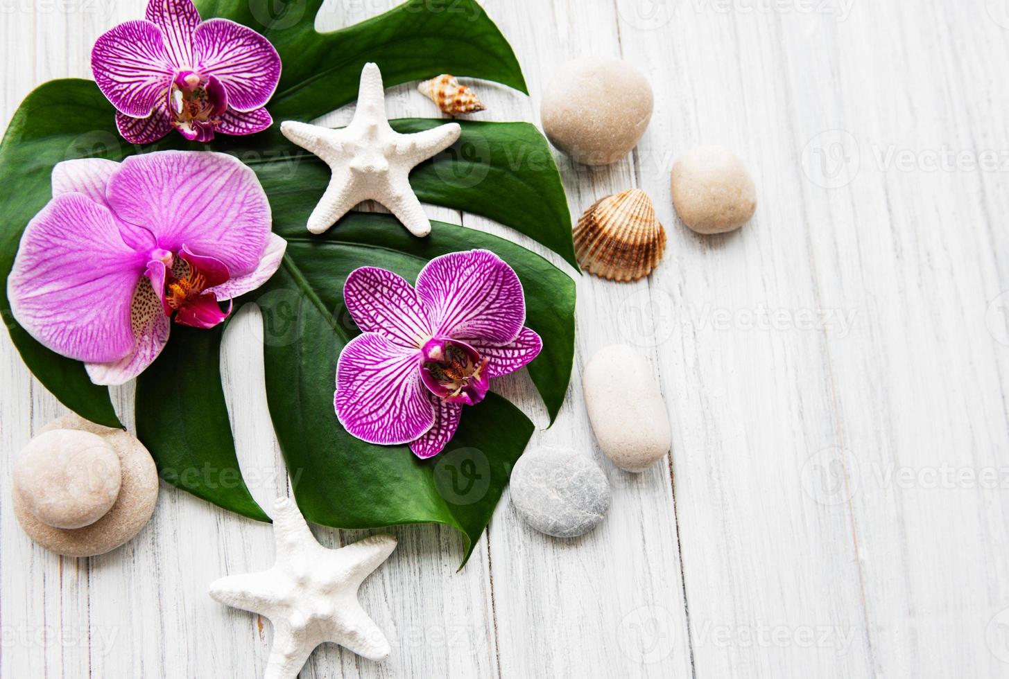 Ingredientes naturales de spa con flores de orquídeas. foto