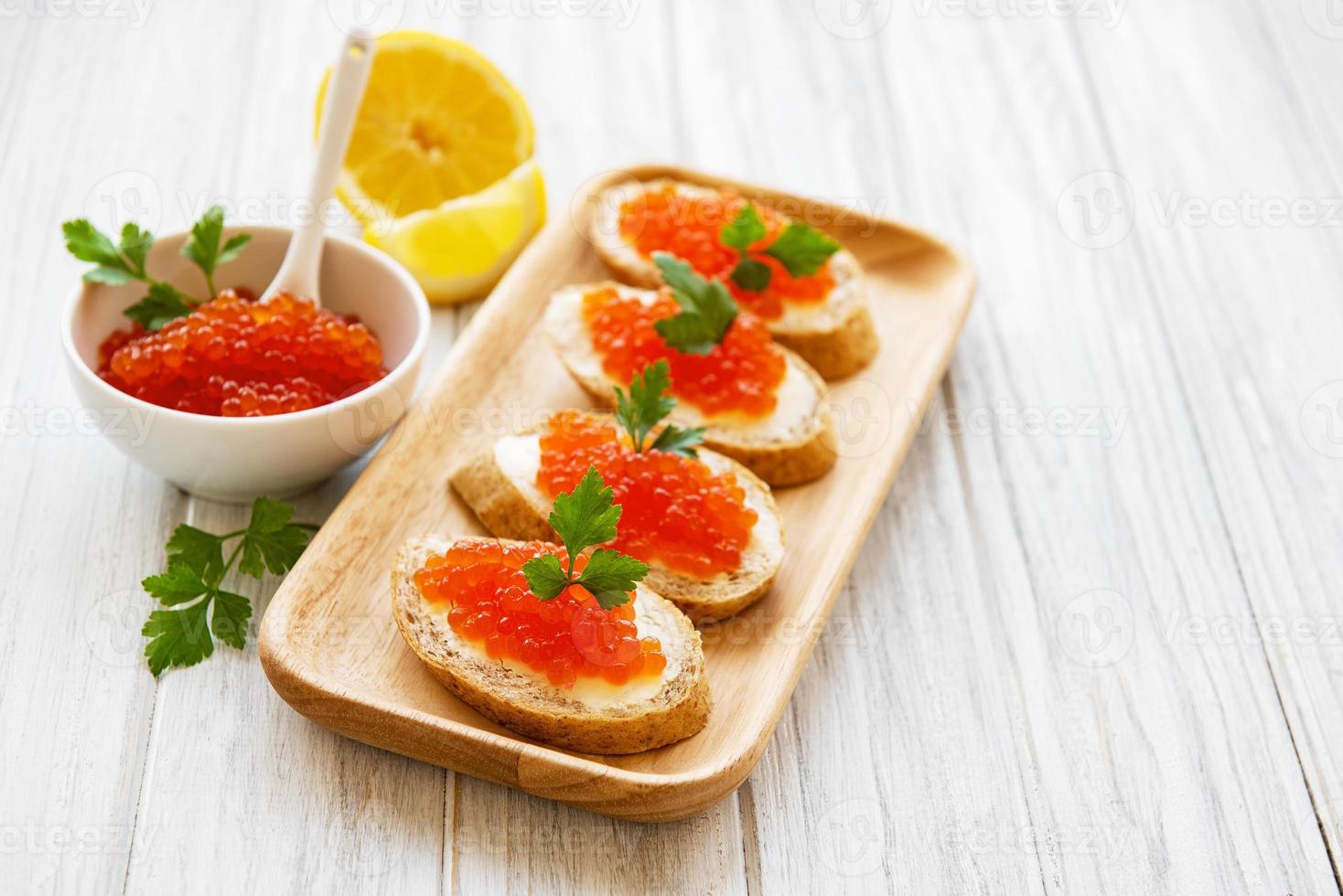 caviar rojo en tazón y bocadillos foto