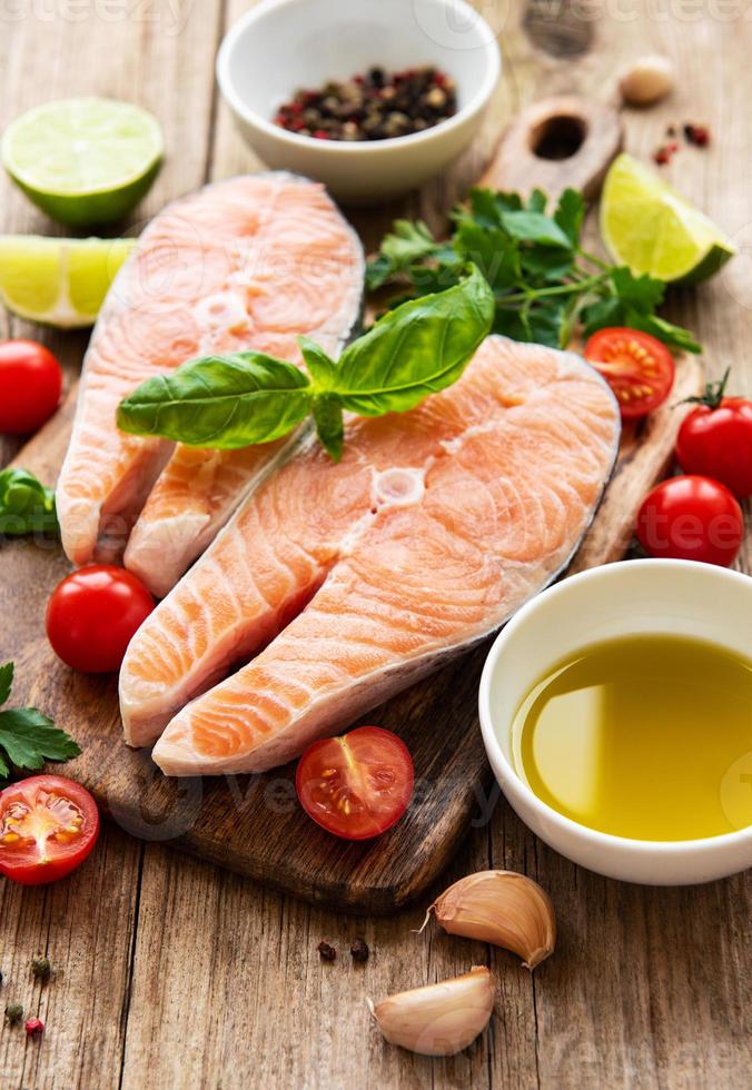 filetes de salmón crudo foto