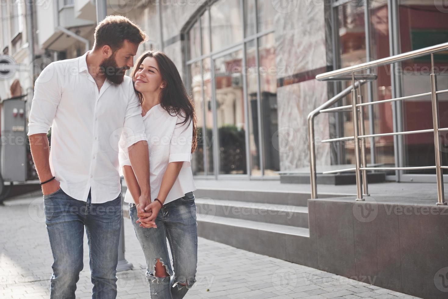 una joven pareja amorosa divertida se divierte en un día soleado. foto