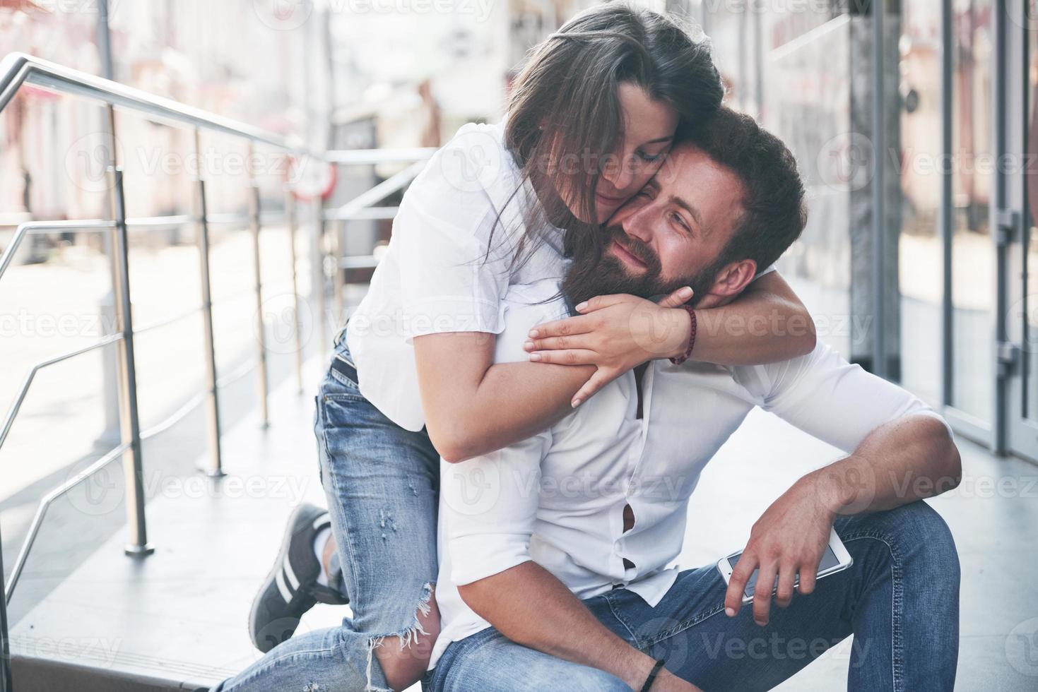 retrato, de, un, hermoso, pareja joven, sonriente, juntos foto