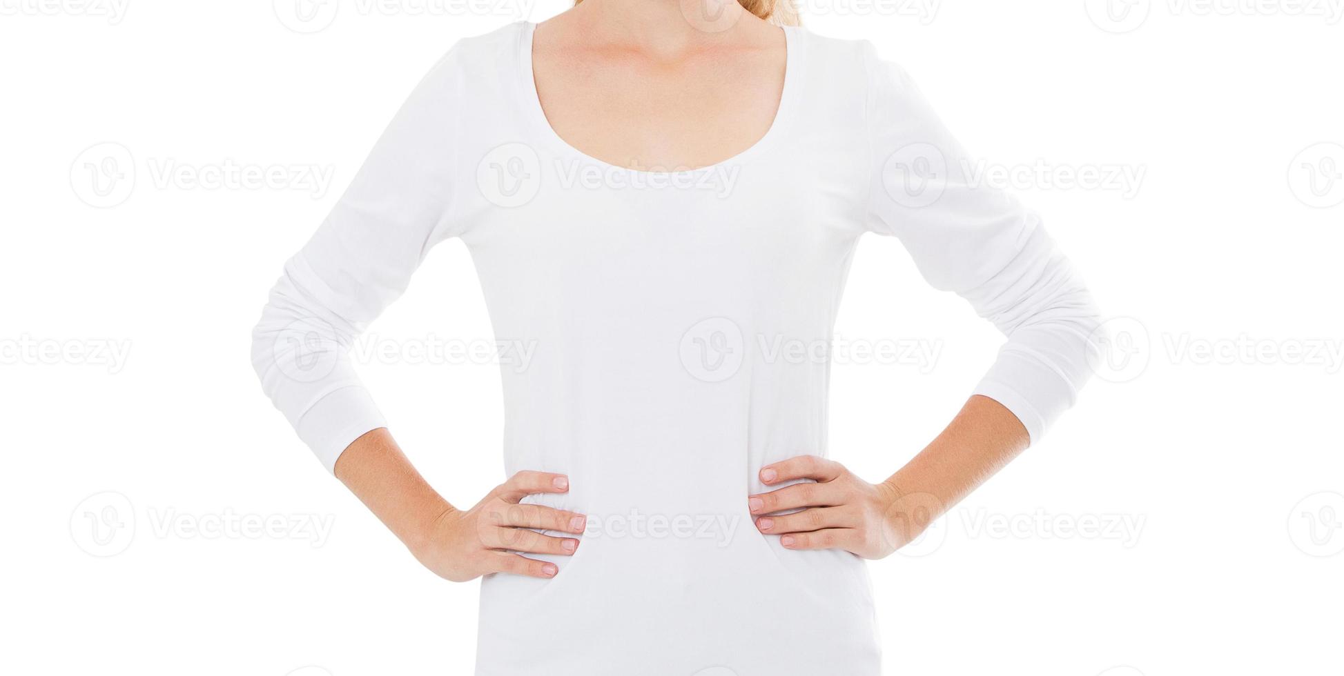 Imagen recortada de camiseta blanca simulacro sobre fondo blanco. foto