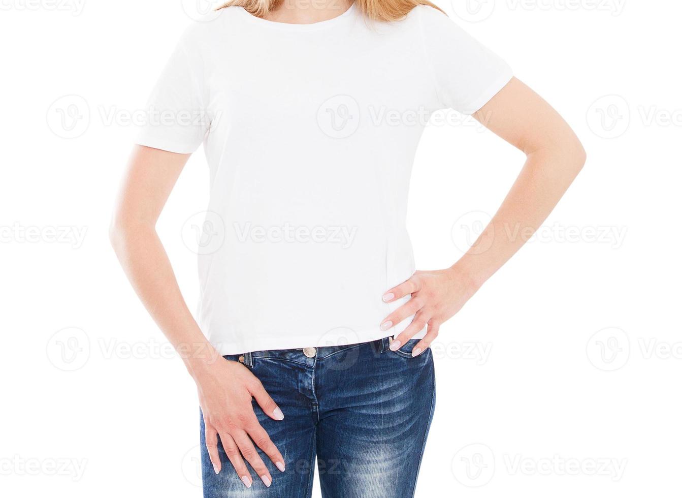 Joven mujer delgada con un hermoso cuerpo vestida con una camiseta blanca sobre un fondo blanco. foto