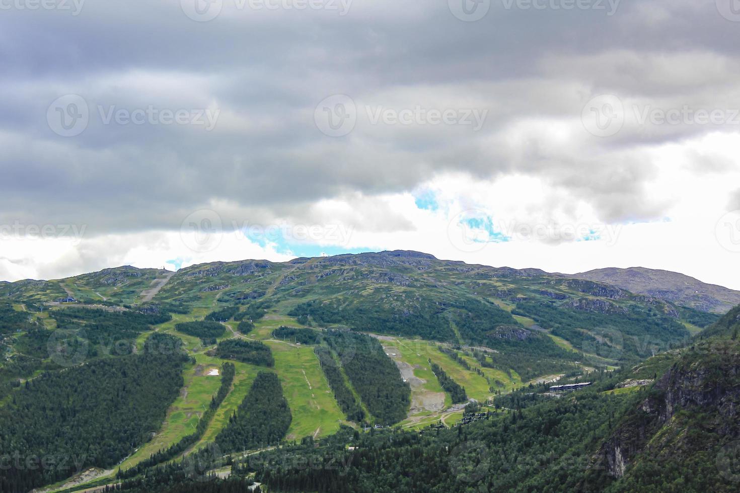 panorama noruega, hemsedal skicenter, montañas y prados verdes, viken, buskerud. foto