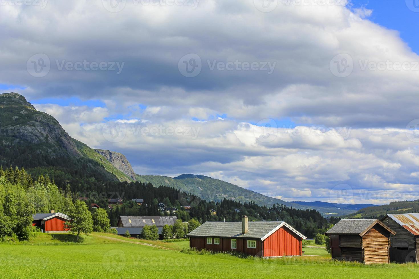 panorama noruega, montañas hemsedal, granjas rojas, prados verdes, viken, buskerud. foto