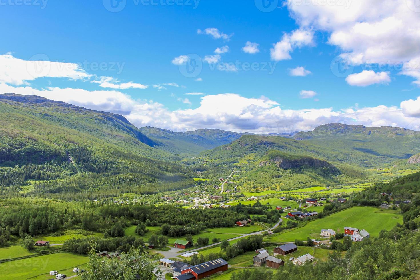 panorama noruega, montañas hemsedal, granjas rojas, prados verdes, viken, buskerud. foto