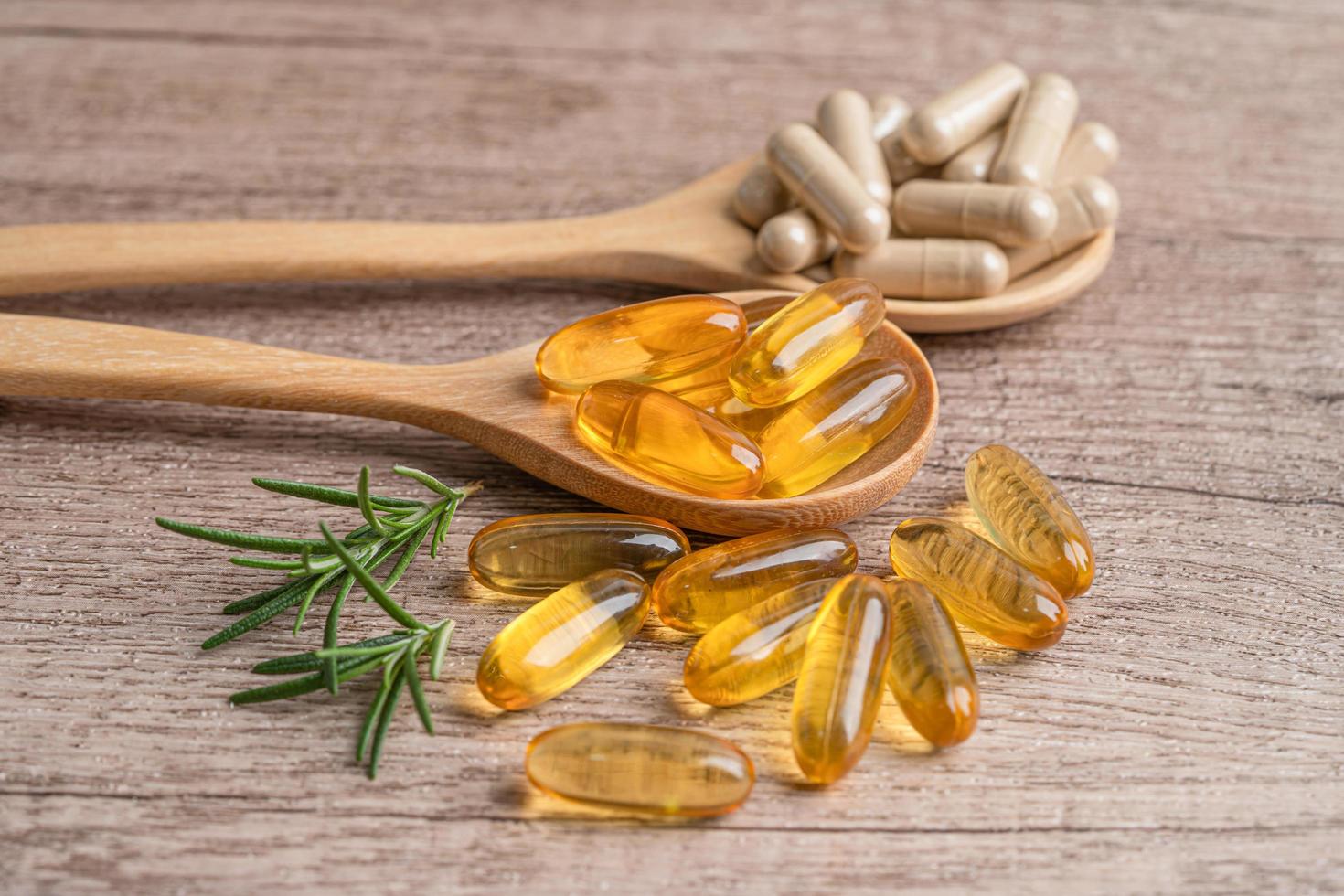 medicina alternativa cápsula orgánica a base de hierbas con vitamina e omega 3 aceite de pescado, mineral, medicamento con hojas de hierbas suplementos naturales para una vida sana y buena. foto