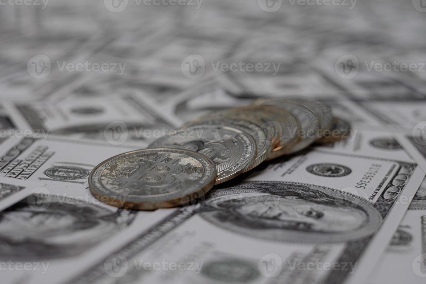 criptomoneda de monedas bitcoin de plata en el grupo de dinero 100 dólares usd foto