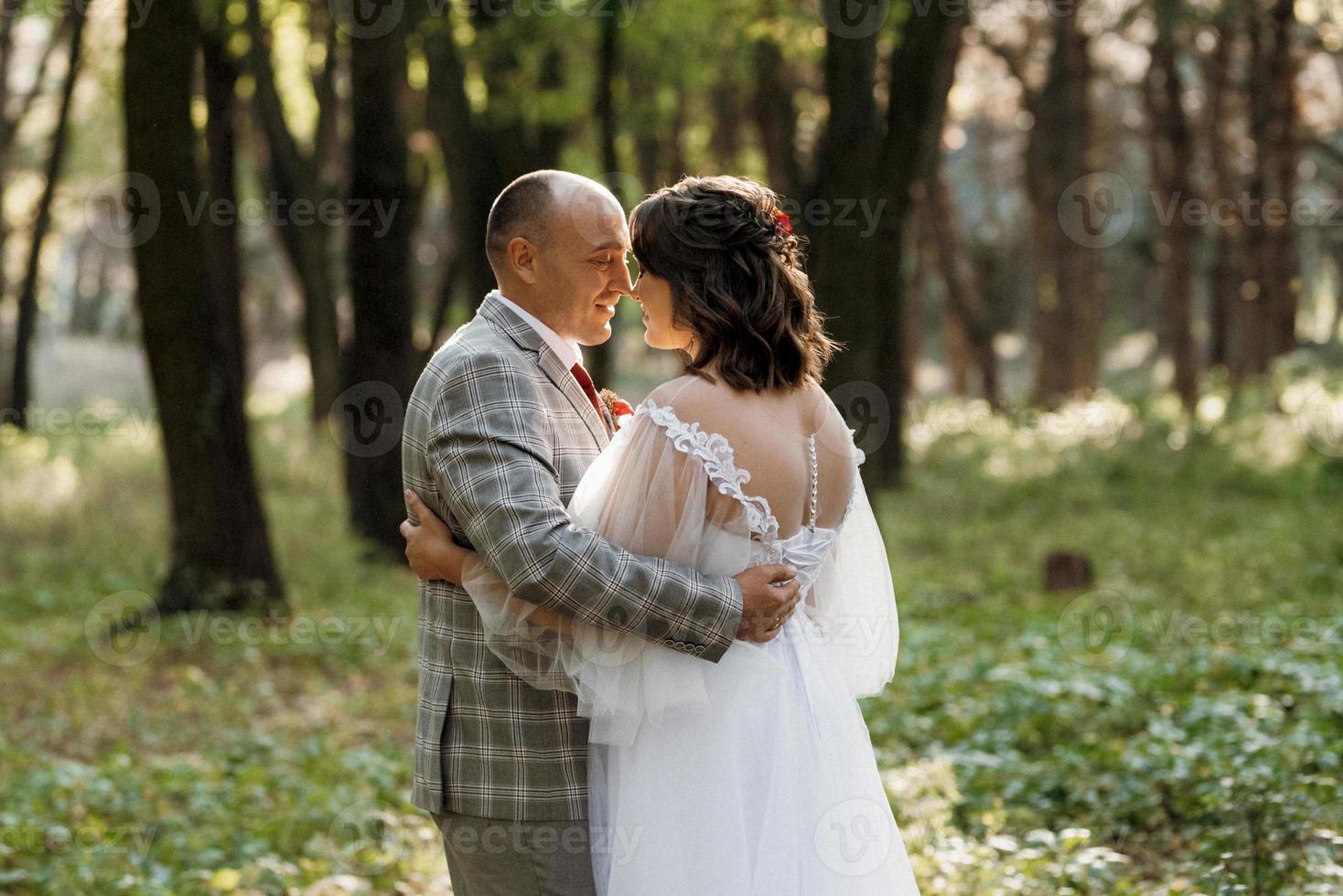 paseo de la novia y el novio por el bosque de otoño foto