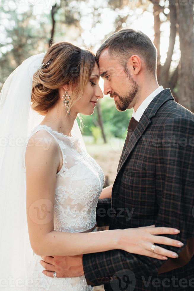 paseo de la novia y el novio por el bosque de otoño foto