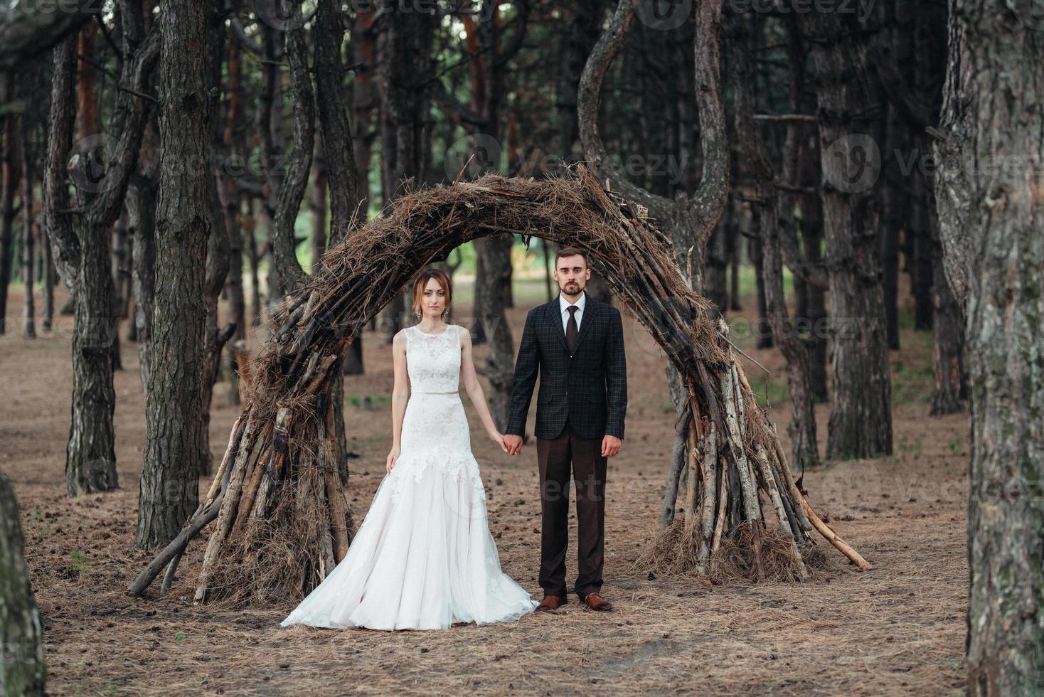 paseo de la novia y el novio por el bosque de otoño foto