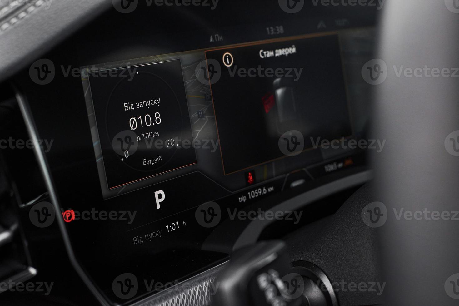 interior de un prestigioso coche negro moderno. asientos y accesorios cómodos de cuero y volante foto