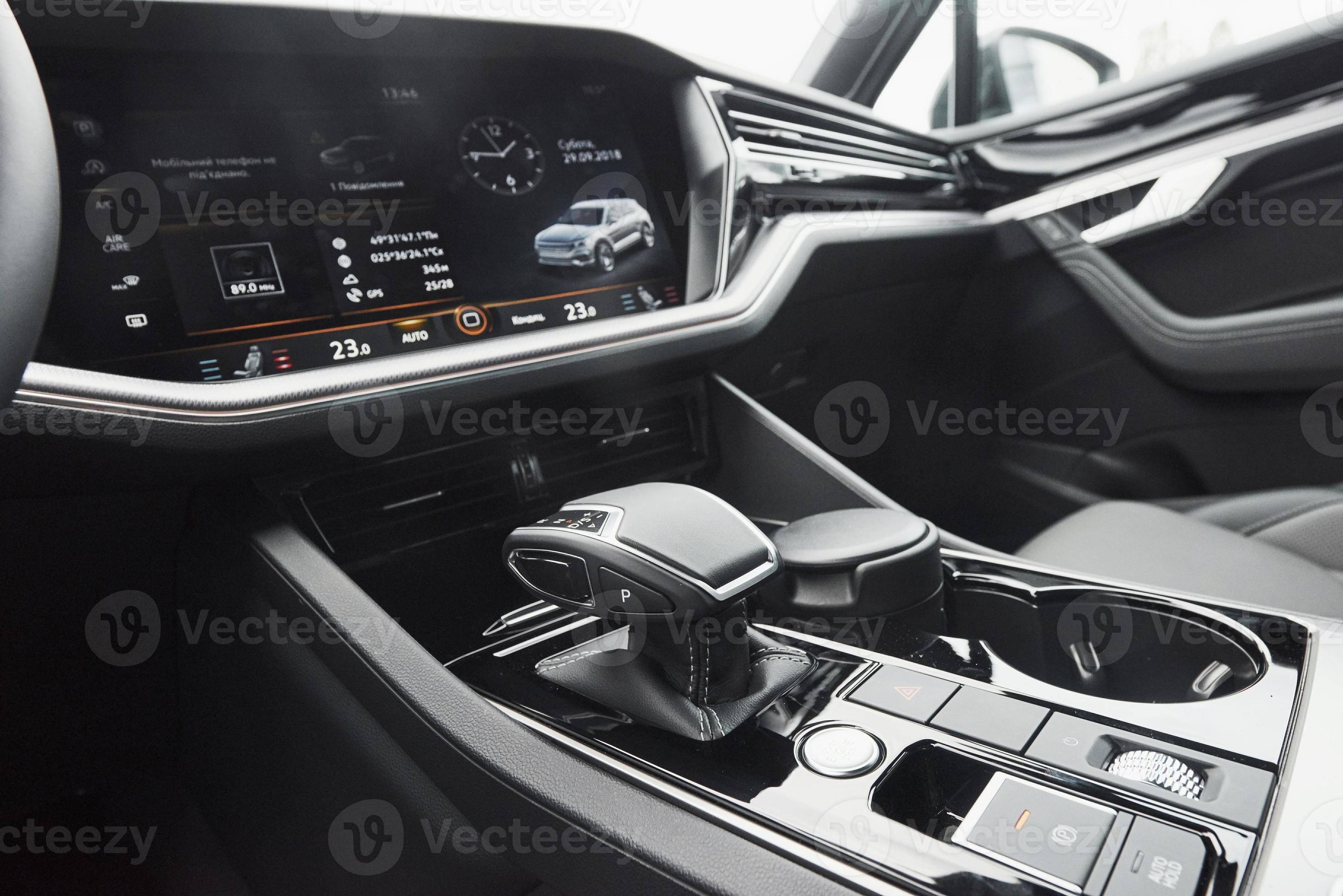 interior de un prestigioso coche negro moderno. asientos y accesorios  cómodos de cuero y volante 3839794 Foto de stock en Vecteezy