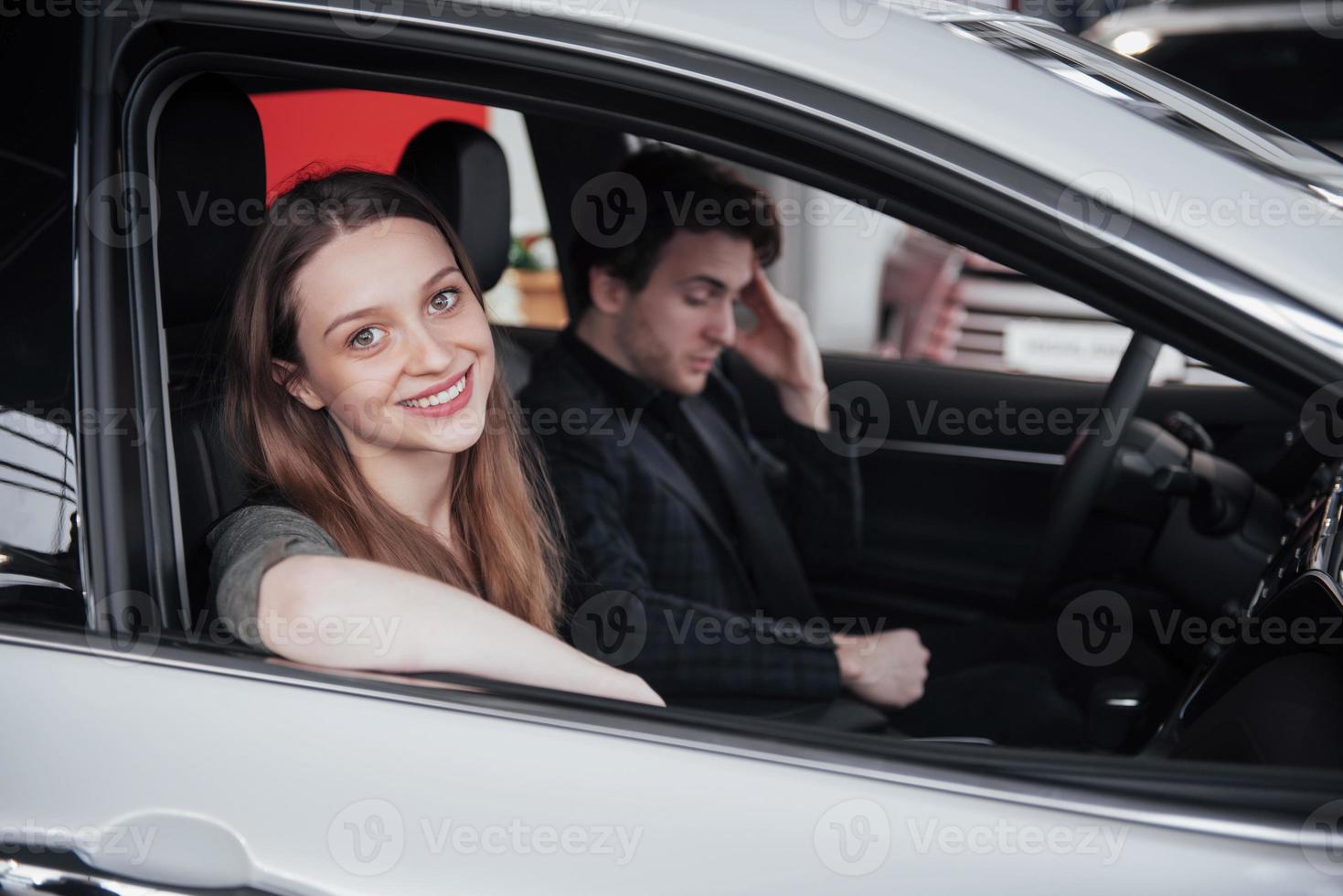 orgullosos propietarios. Hermosa joven pareja feliz abrazándose de pie cerca de su auto recién comprado sonriendo alegremente mostrando las llaves del auto a la cámara copyspace amor familiar relación estilo de vida comprando consumismo foto