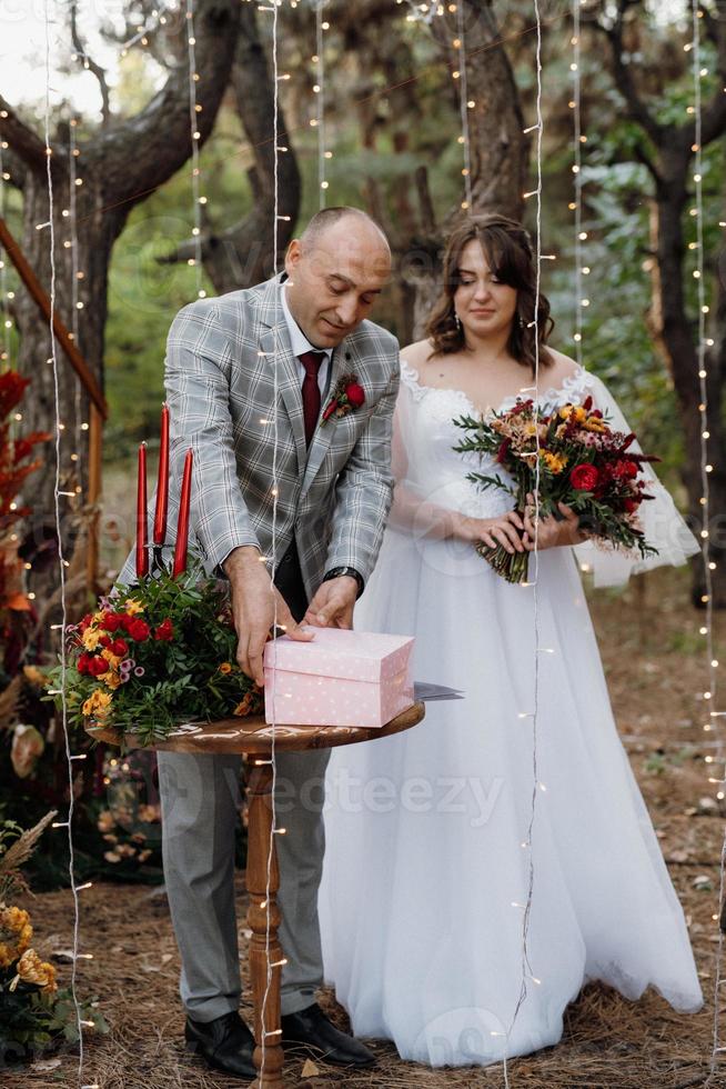 hombre y mujer se comprometieron en el bosque de otoño foto