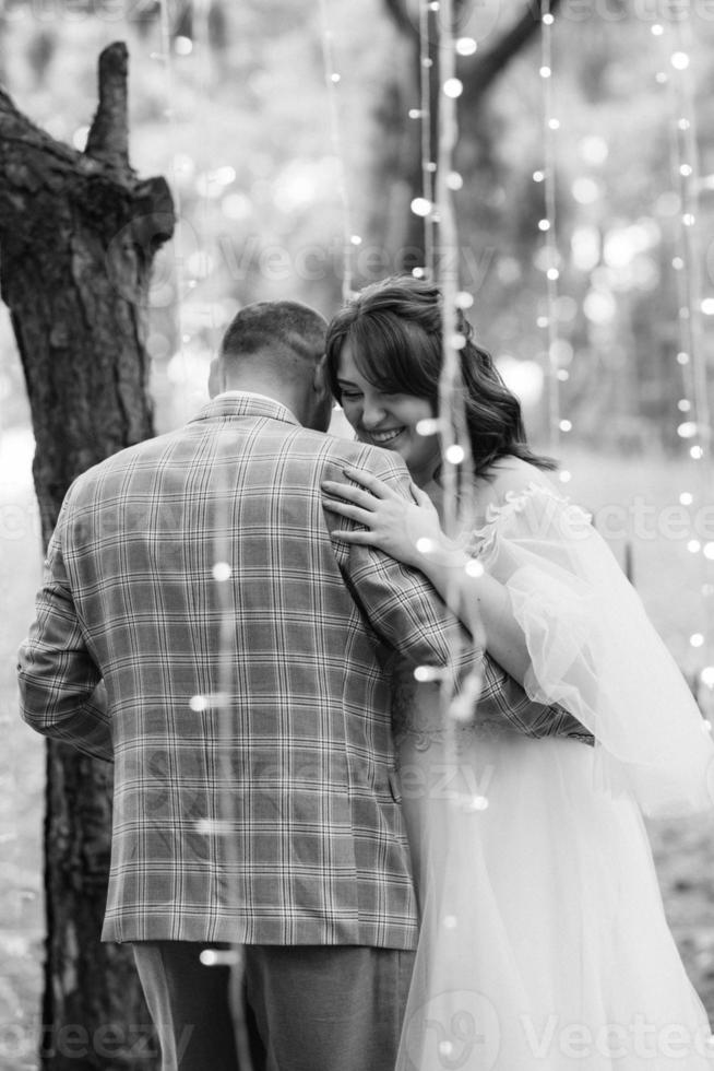 hombre y mujer se comprometieron en el bosque de otoño foto