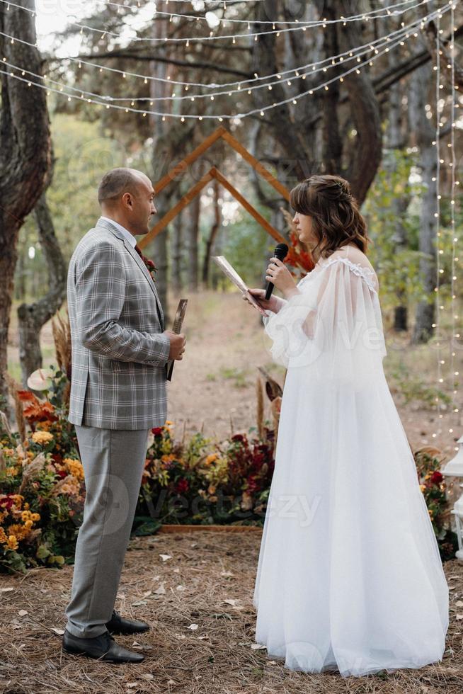 hombre y mujer se comprometieron en el bosque de otoño foto