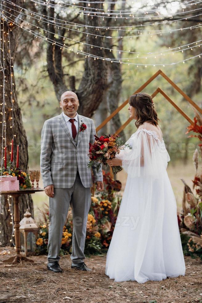 hombre y mujer se comprometieron en el bosque de otoño foto