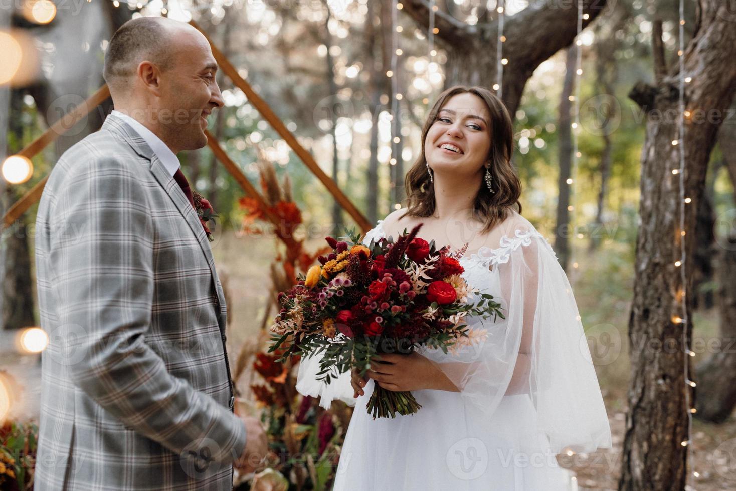 hombre y mujer se comprometieron en el bosque de otoño foto