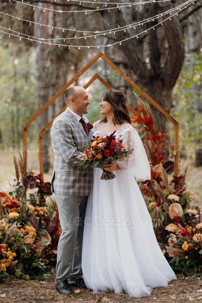 hombre y mujer se comprometieron en el bosque de otoño foto