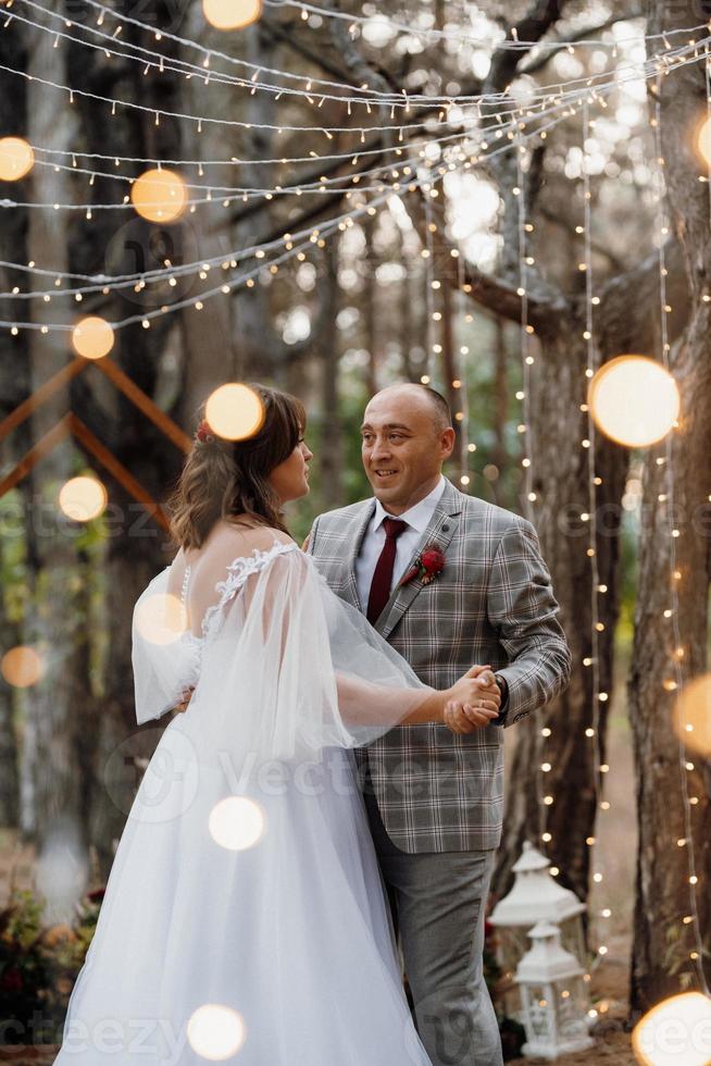 hombre y mujer se comprometieron en el bosque de otoño foto