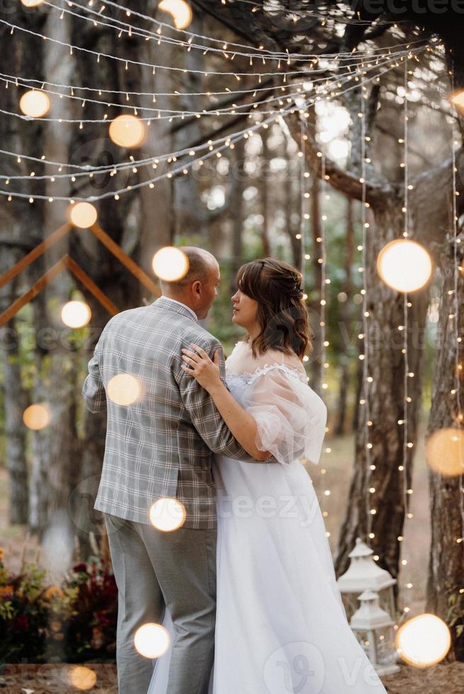 hombre y mujer se comprometieron en el bosque de otoño foto