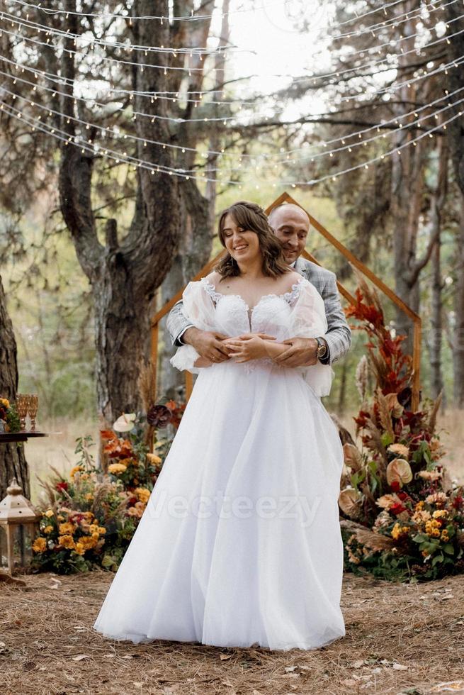 hombre y mujer se comprometieron en el bosque de otoño foto