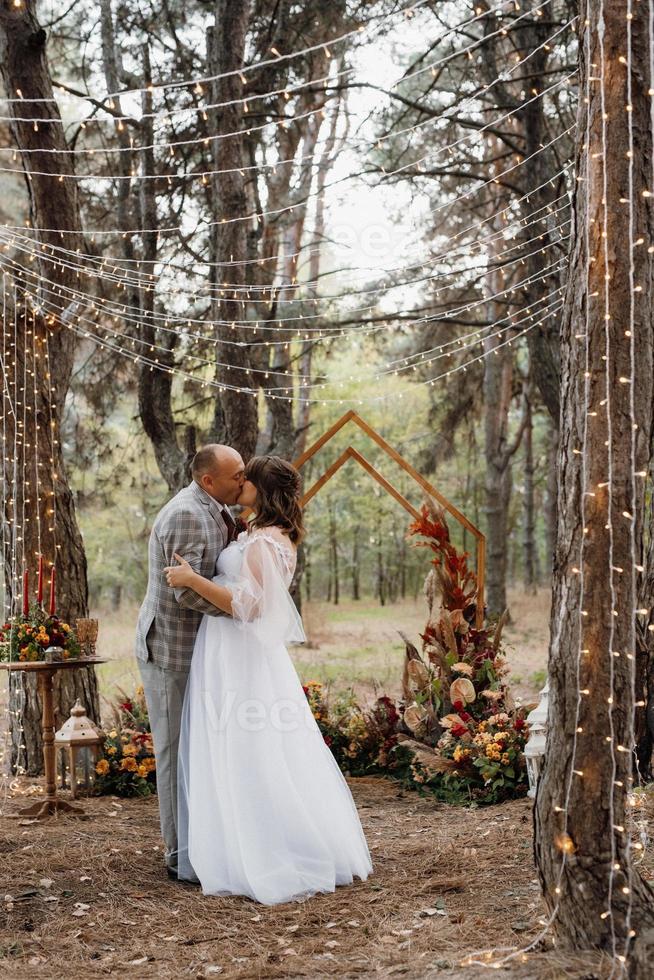 hombre y mujer se comprometieron en el bosque de otoño foto