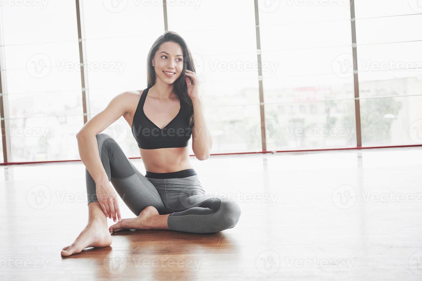 una deportista haciendo un estiramiento. una mujer intenta estar en buena forma foto