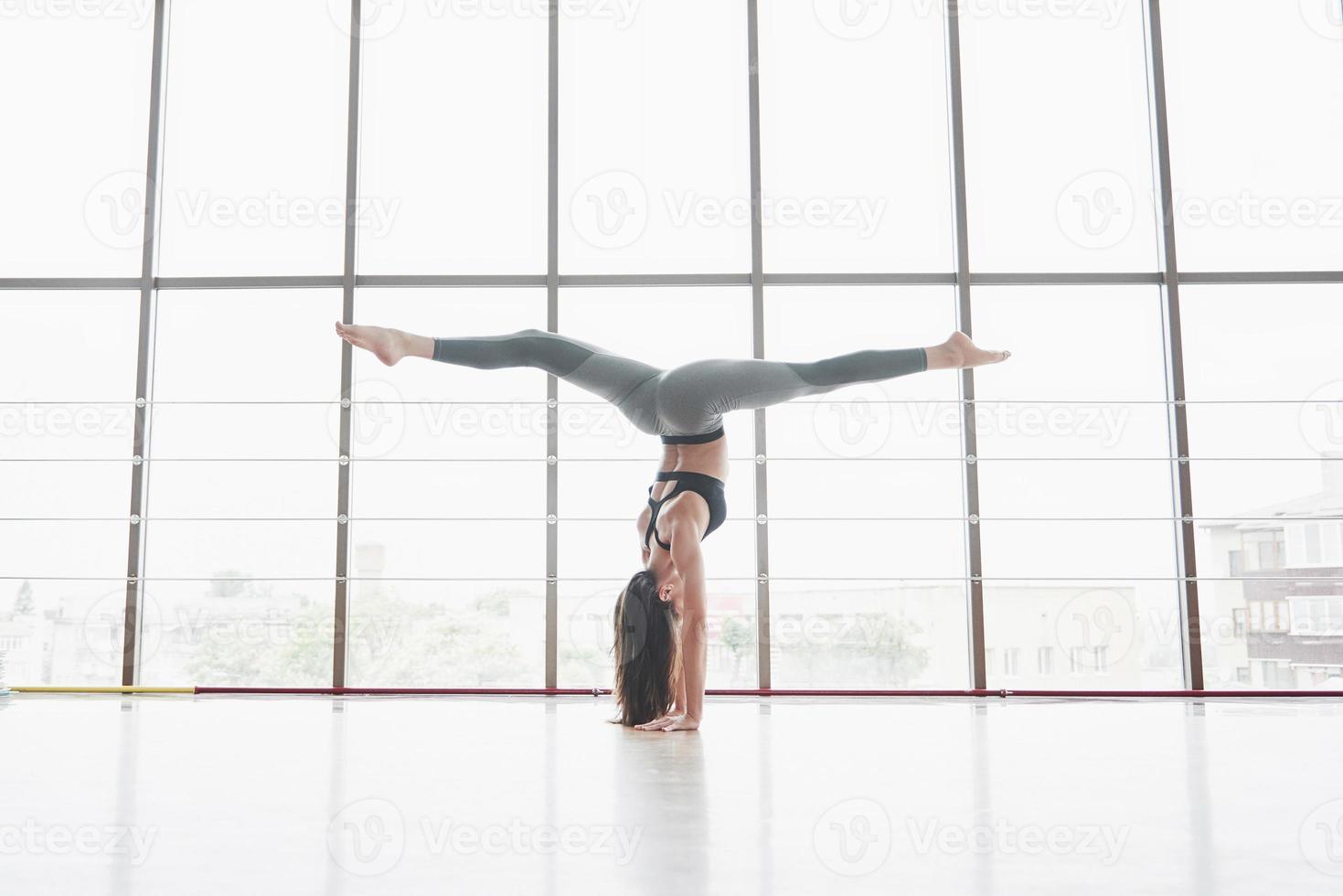 una deportista que corta el torso y hace un estiramiento. una mujer intenta estar en buena forma foto