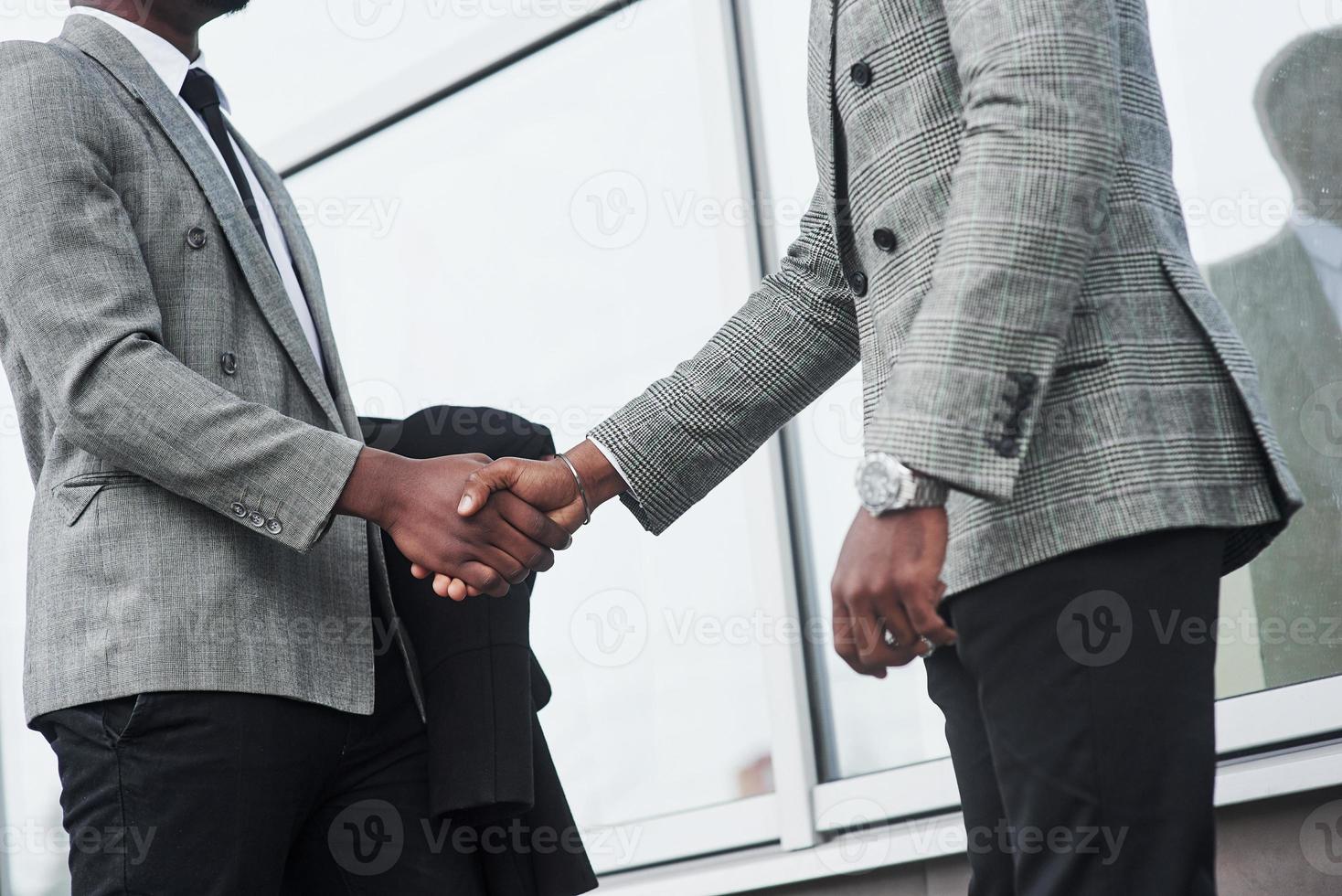 exitosos hombres de negocios afroamericanos después de firmar el contrato. foto